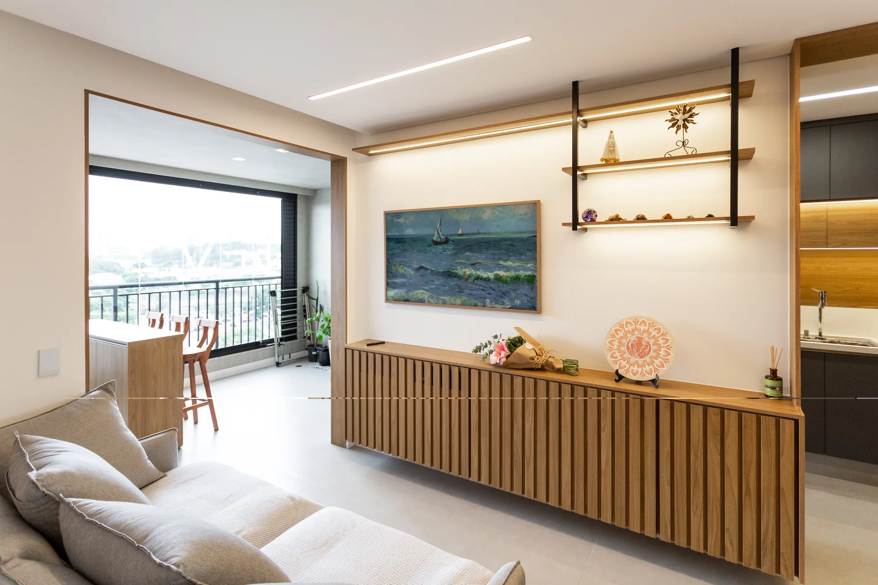 Sala de estar planejada com aparador ripado de madeira, prateleiras iluminadas e nichos decorativos, projeto Casa & Design em Atibaia